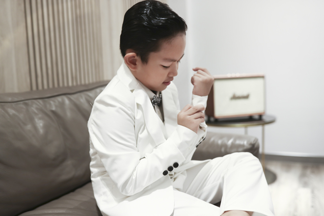 Bé Kubi là con trai
lớn của vợ chồng Khánh Thi - Phan Hiển. Cậu bé diện vest trắng rất
chững chạc, háo hức với ngày vui của ba mẹ.