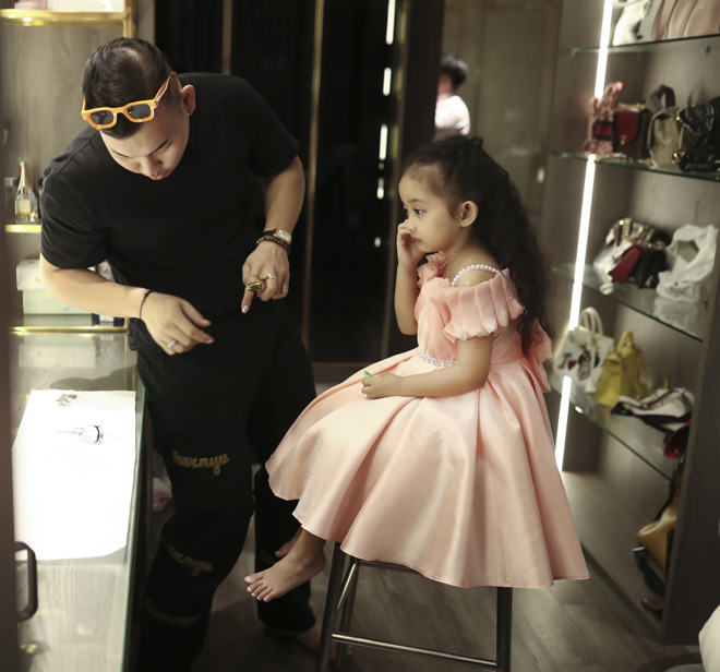 Cô em Anna điệu đà với
chiếc váy công chúa bồng bềnh