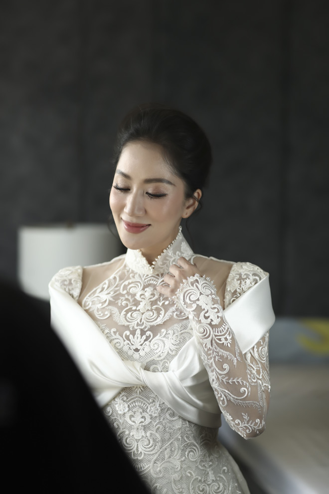 Cô dâu Khánh Thi diện áo dài được
thiết kế cách tân mang nét đẹp cổ điển lẫn hiện đại