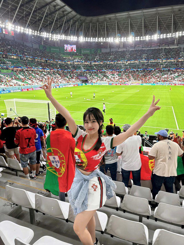 Hot girl Lê Phương Anh đang nhận được nhiều sự chú ý trên mạng xã hội&nbsp;khi có mặt tại Qatar để&nbsp;theo dõi các trận đấu.