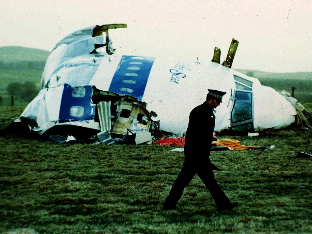 Mảnh vỡ máy bay trong vụ khủng bố Lockerbie (ảnh: AP)