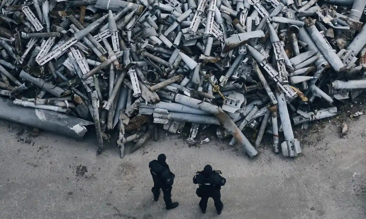 Quân đội Ukraine thu thập vỏ đạn pháo và vỏ tên lửa Nga (ảnh: CNN)