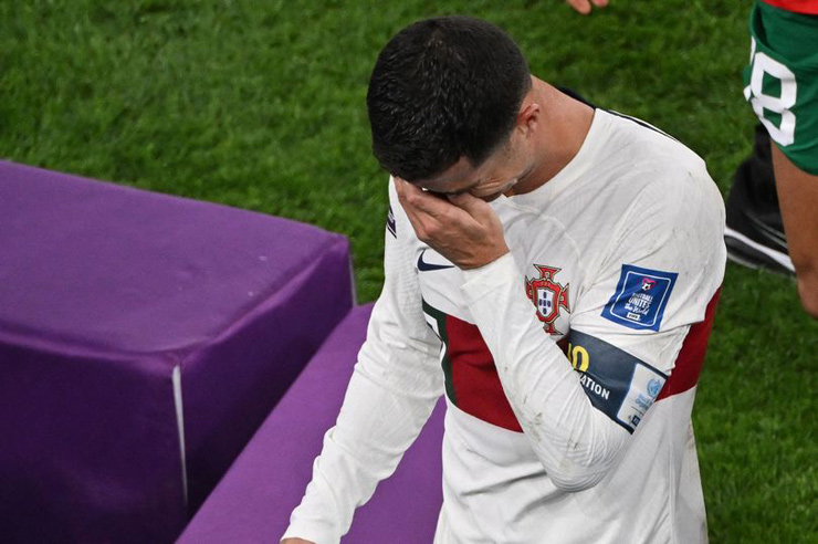 Cristiano Ronaldo bật khóc khi cùng ĐT Bồ Đào Nha dừng bước ở tứ kết World Cup năm nay