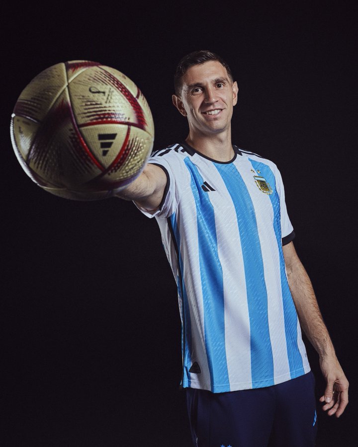 Thủ thành&nbsp;Emiliano Martínez của Argentina cùng quả bóng mới&nbsp;Al Hilm