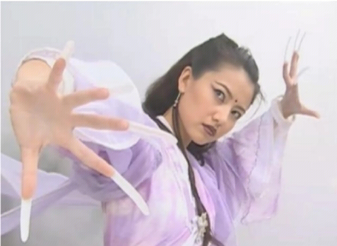 Chu Chỉ Nhược khiến mọi người khiếp sợ vì môn võ Cửu Âm Bạch Cốt Trảo.