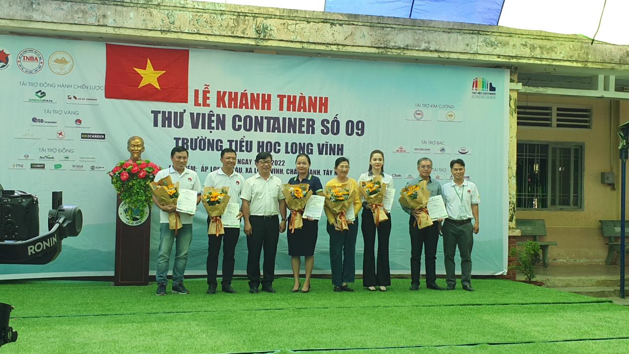 Nhà tài trợ đồng hành nhận hoa từ Ban tổ chức sự kiện.