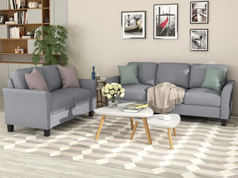 Kê sofa sát tường là cách hiệu quả để tận dụng diện tích