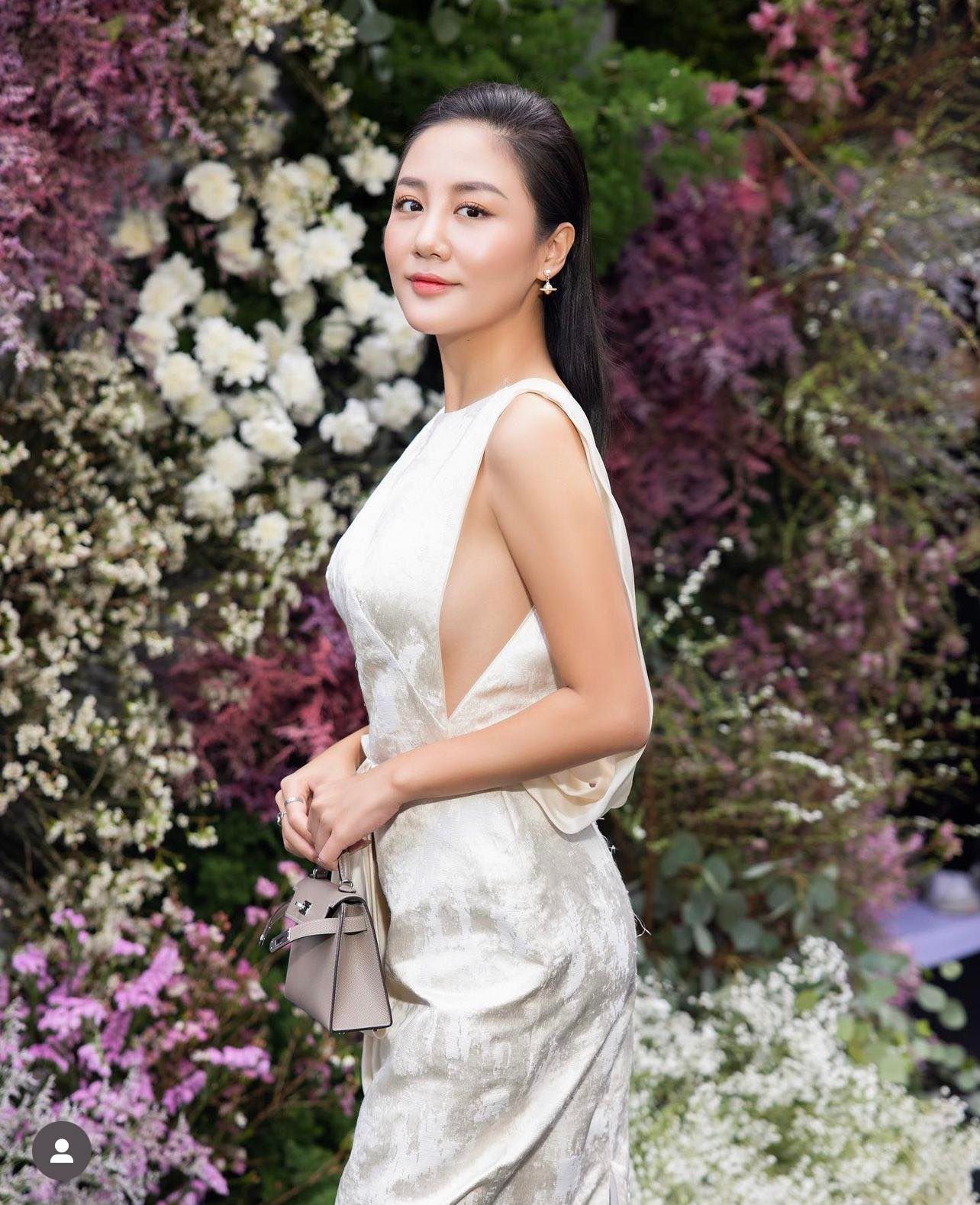 Văn Mai Hương lại diện váy mạo hiểm khoe dáng đẹp, khiến người nhìn "thót tim" - 2