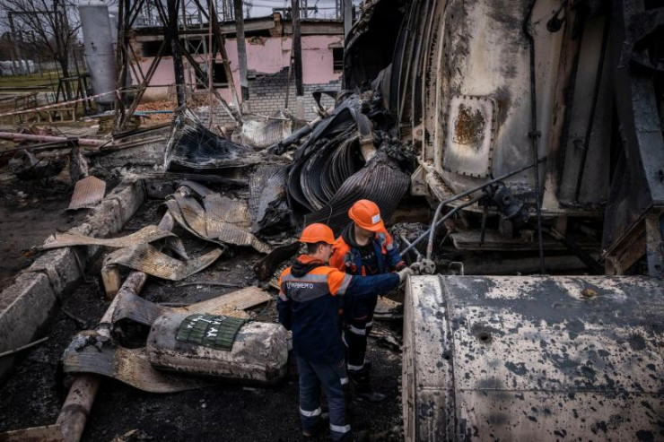 Nhân viên điện lực Ukraine kiểm tra một trạm biến áp bị tên lửa đánh trúng. Ảnh: GettyImages