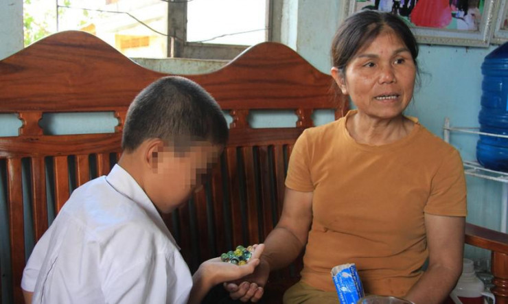 Bà Tưởng Thị Oanh chia sẻ với PV về hoàn cảnh hai em nhỏ bị ba mẹ nhốt trong nhà. Ảnh: TT