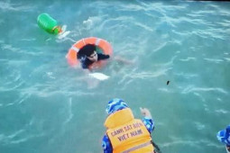 Tin tức trong ngày - Hé lộ góc khuất cò ngư dân đi biển: Người bán vé số trôi giữa đại dương