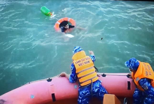 Một ngư dân đi trên tàu cá Hồng Phúc (Kiên Giang) nhảy xuống biển trôi nổi nhiều ngày, sau đó được tàu Cảnh sát biển 2001 cứu vớt Ảnh: Hà Anh Đức