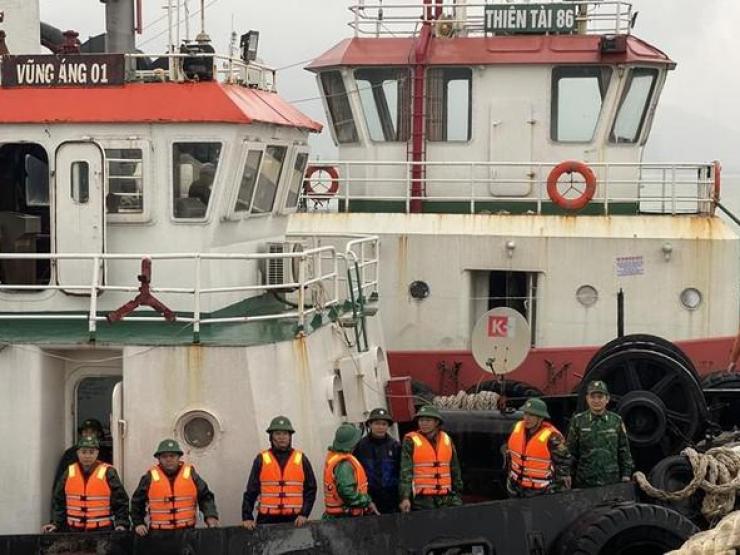 Thuyền chở 7 ngư dân bất ngờ bị sóng đánh chìm