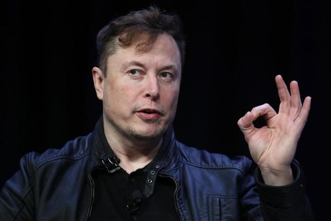 Elon Musk mất ngôi giàu nhất thế giới (Ảnh: Forbes).
