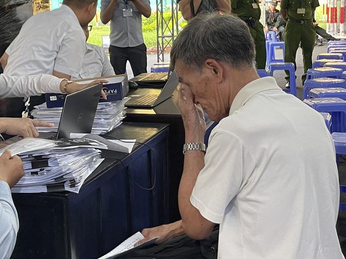 Ông Vũ Văn Đ. (78 tuổi; ngụ quận Bình Tân, TP HCM) vừa làm thủ tục dự tòa, vừa không cầm được nước mắt.