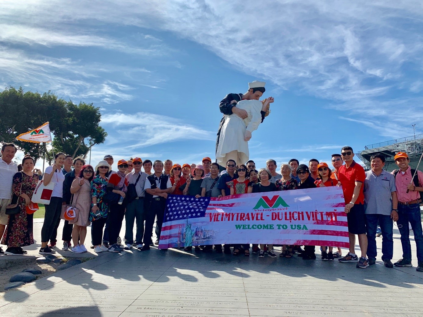 Du khách chụp ảnh kỷ niệm trong chuyến du lịch Mỹ do Vietmytravel tổ chức (Ảnh Vietmytravel USA)