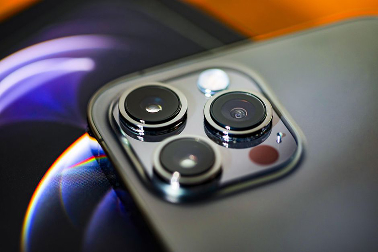 iPhone 13 Pro series có cụm ba camera ở mặt sau.