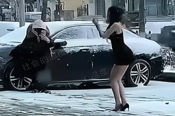 Thời trang - Giữa trời tuyết lạnh thấu xương, cô gái "dũng cảm" mặc váy 2 dây tạo dáng giữa đường