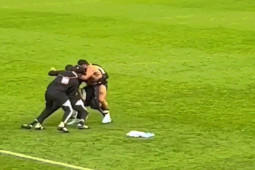 Thế giới - Video fan cuồng vượt rào ôm Messi, FIFA ngăn phát sóng cảnh xấu xí