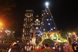 Tin tức trong ngày - Xuất hiện hàng loạt cây thông "khủng", Hà Nội lung linh, huyền ảo đón Giáng sinh, năm mới 2023