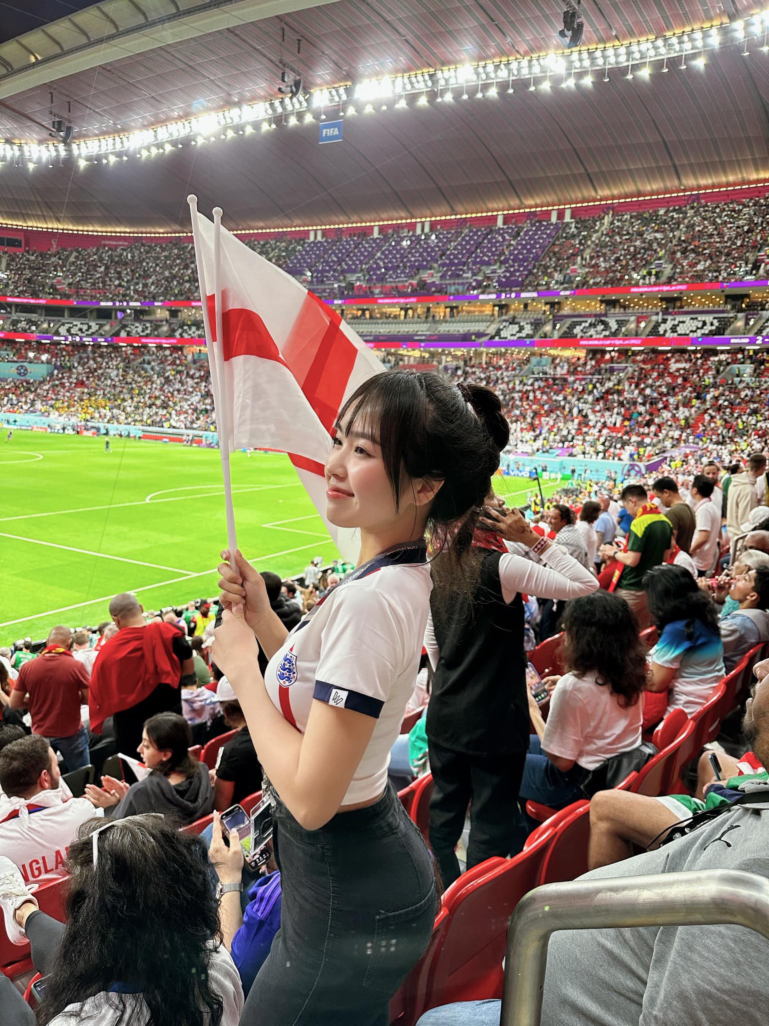 Phương Anh mặc áo các đội tuyển bóng đá tại World Cup 2022