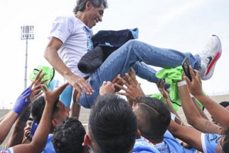 Cựu tuyển thủ Peru Juan Carlos Bazalar chiến thắng ung thư dạ dày, sớm...