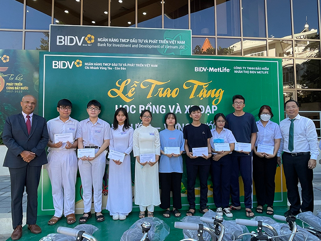 BIDV MetLife phối hợp với BIDV trao học bổng cho học sinh tại Vũng Tàu
