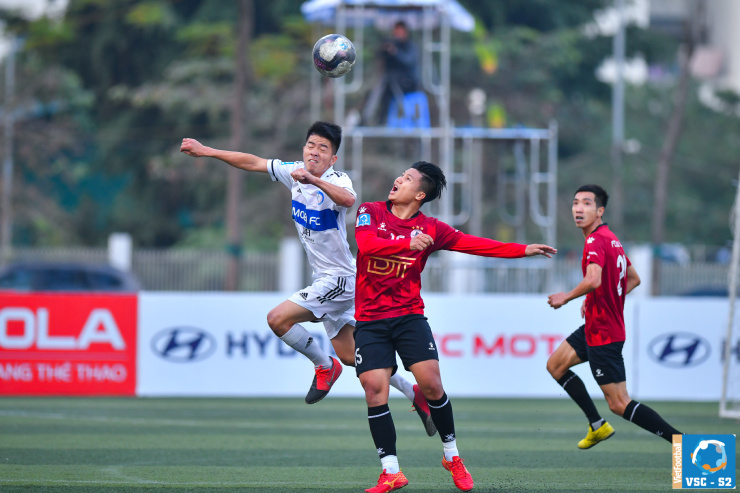 Mobi FC (áo trắng) đánh bại đội bóng Du Lịch (đỏ) trong trận chung kết vòng loại miền Bắc. Ảnh ban tổ chức