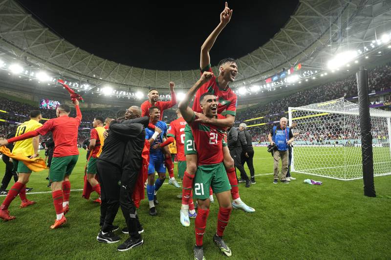 Các cầu thủ Ma Rốc ăn mừng chiến thắng trước Bồ Đào Nha ở tứ kết World Cup 2022.