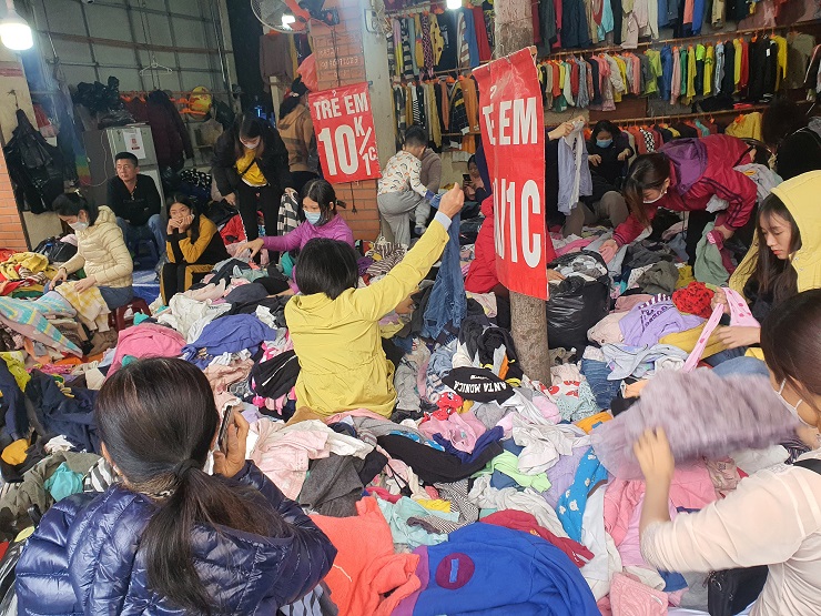 Hàng quần áo trẻ em đổ thành đống, giá chỉ 10 nghìn đồng/chiếc.