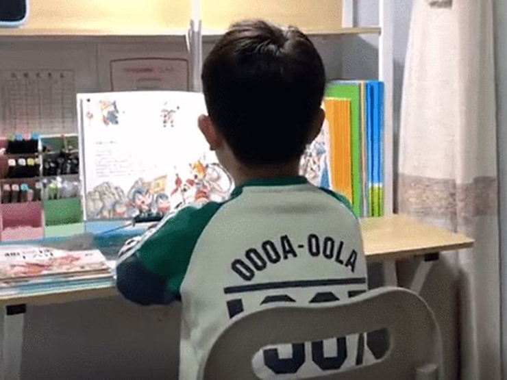 Nhờ cha mẹ làm điều này, cậu bé 8 tuổi kiên trì đọc sách vào buổi sáng suốt 400 ngày - 1