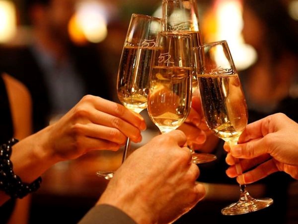 Uống nhiều bia rượu dịp Tết là nguyên nhân khiến bệnh dạ dày tăng đột biến.