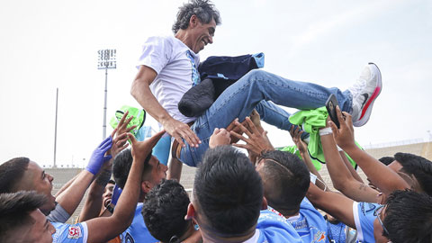 Cựu tuyển thủ Peru Juan Carlos Bazalar chiến thắng ung thư dạ dày, sớm quay lại với sân cỏ - 1