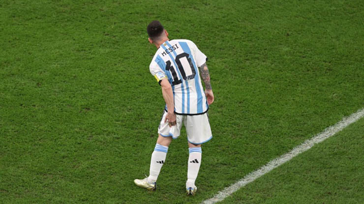 Messi gặp vấn đề ở vùng đùi trái