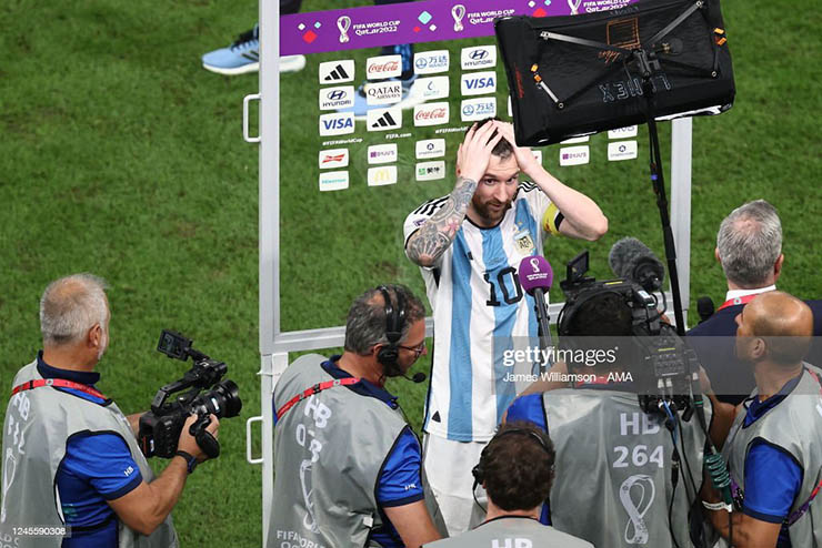 Messi vui vẻ trả lời phỏng vấn sau trận