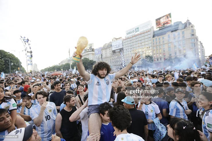 Biển người ăn mừng Argentina hạ Croatia, lái xe tăng diễu hành khắp phố - 4