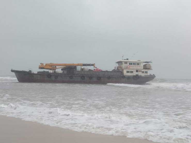 Chiếc tàu sắt không người lái dạt vào bờ biển tỉnh Quảng Trị hôm 9-12