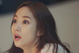 Bạn trẻ - Cuộc sống - Ly hôn chưa đầy tháng thì có thai, đến nhà chồng cũ thấy bức ảnh trên tường mà tôi đứng không vững