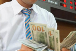 Kinh doanh - Bất ngờ giá USD cuối năm, kiều hối đổ về mạnh