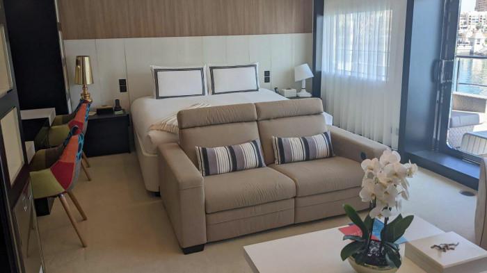 Một phòng ngủ của du khách trên du thuyền Saluzi. Ảnh - CNN