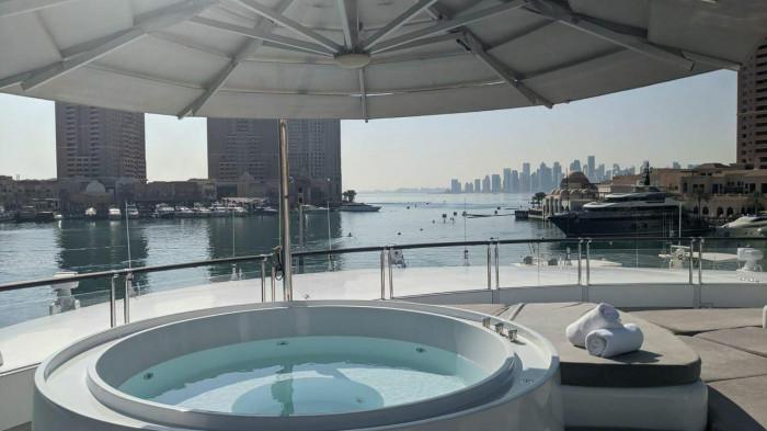 Bồn tắm ngoài trời trên du thuyền Saluzi. Ảnh - CNN