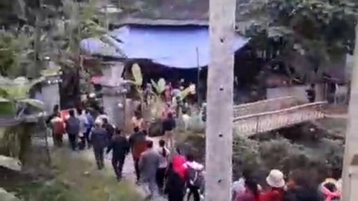 Gia đình đưa các nạn nhân về quê lo hậu sự.