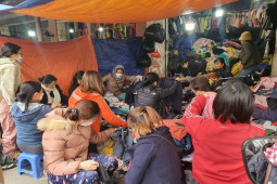 Chị em đổ xô đi lùng quần áo chống rét, chợ “SIDA” Hà Nội đông như trảy hội