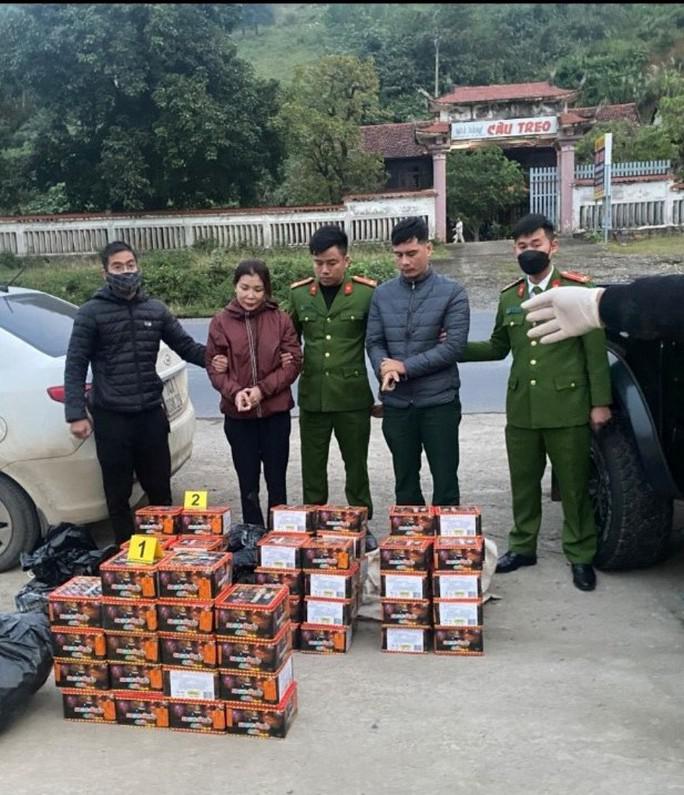 Số hộp giấy nghi pháo nổ trên chiếc ô tô