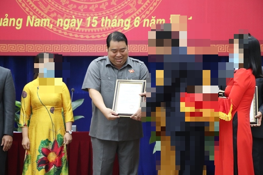 Ông Nguyễn Viết Dũng nhận chứng nhận đại biểu HĐND tỉnh Quảng Nam khóa X