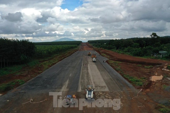 Dự án cao tốc Phan Thiết - Dầu Giây dài 99km, nối Đồng Nai và Bình Thuận, khởi công tháng 9/2020 với tổng vốn đầu tư hơn 12.500 tỷ đồng, quy mô 6 làn xe.