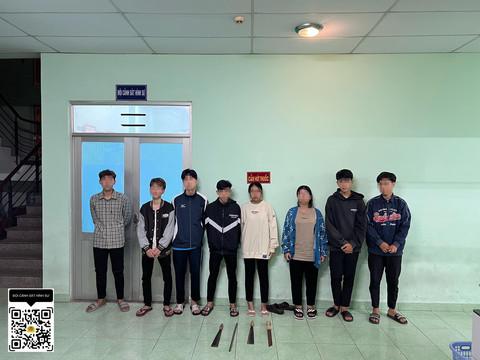 8 thanh thiếu niên độ tuổi 16-17 được đưa về trụ sở Công an - Ảnh: Công an Dĩ An.