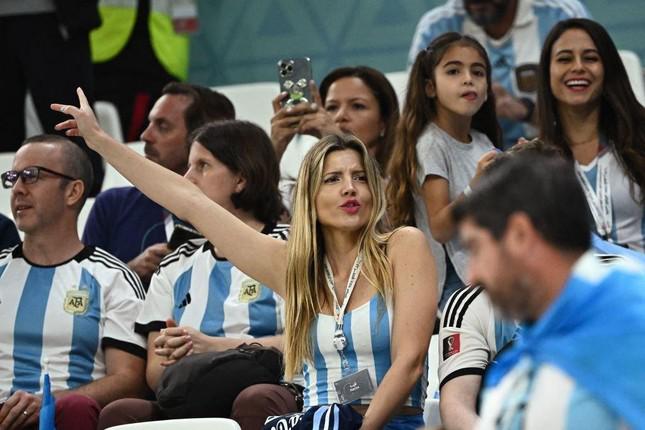 Cận cảnh dàn mỹ nữ xinh đẹp &#39;tiếp lửa&#39; cho ĐT Argentina đánh bại Croatia - 7