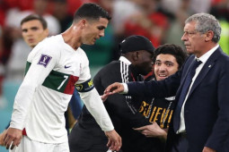 Ronaldo bị CĐV hắt nước vào người, hơn 93% fan đòi HLV Bồ Đào Nha từ chức
