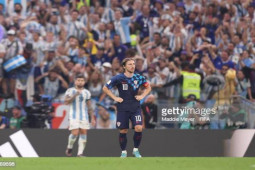 Bán kết World Cup: Hành động đặc biệt của CĐV Argentina khi Modric rời sân trong bất lực